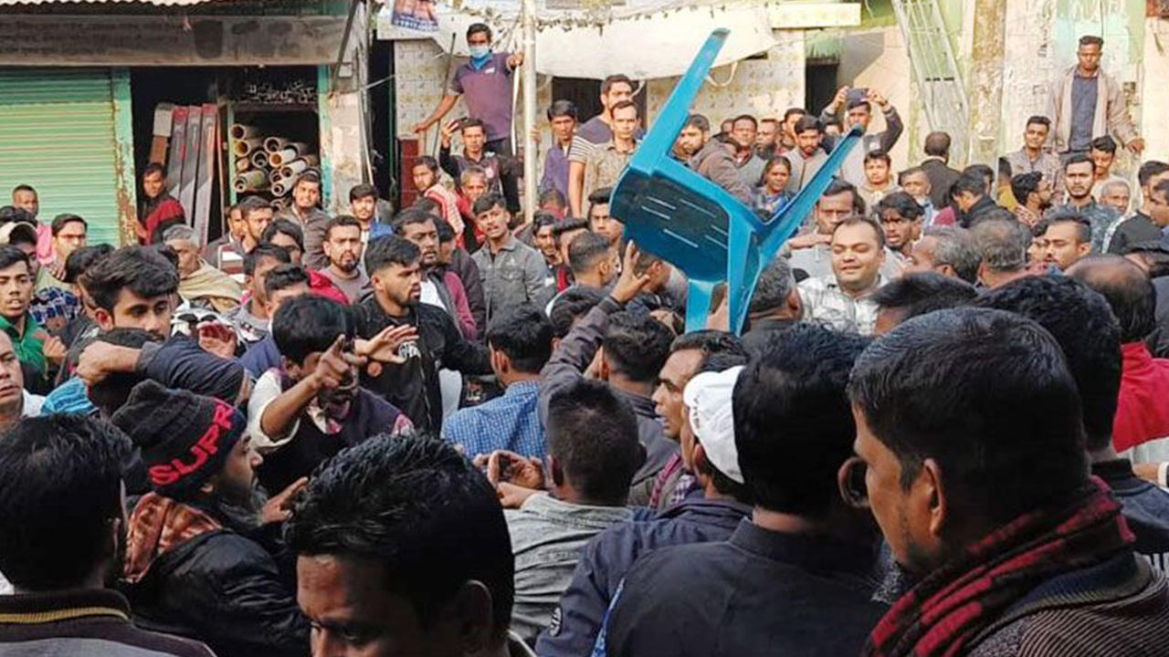 বরিশালের বানারীপাড়া উপজেলা আওয়ামী লীগের কার্যালয়ের সামনে মারামারি। ছবি : সংগৃহীত