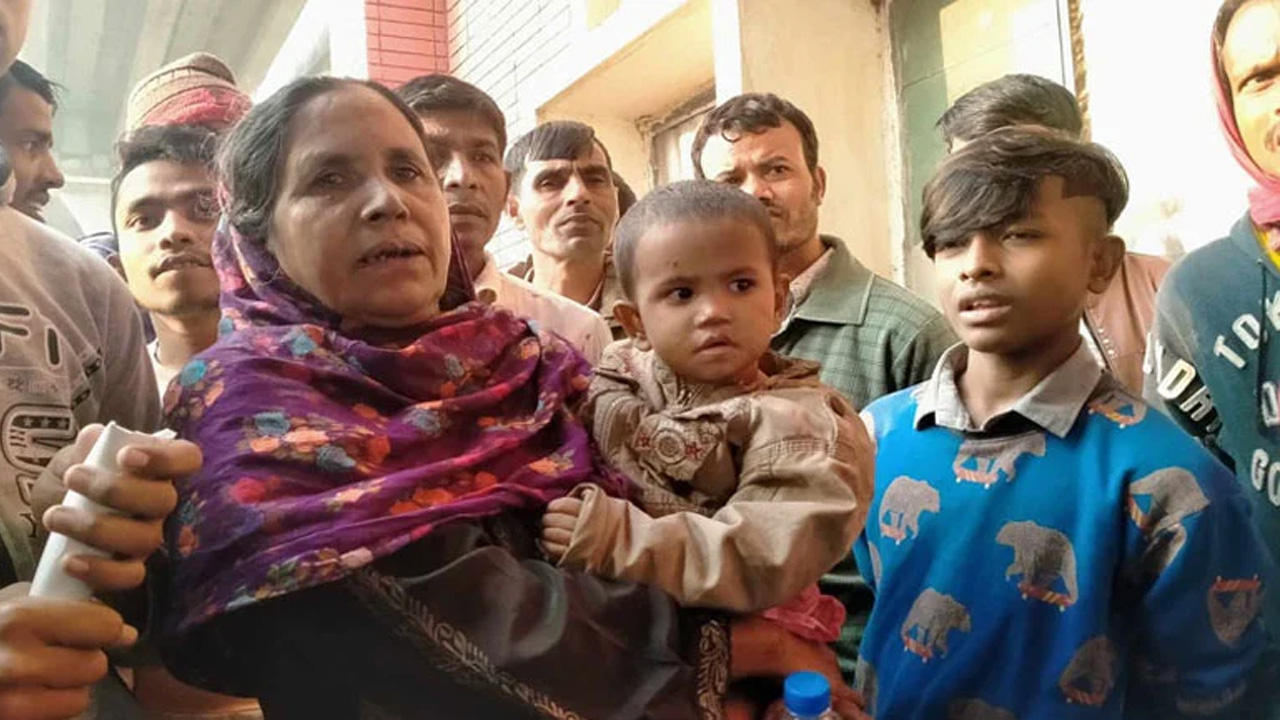 মোহনগঞ্জ এক্সপ্রেসের যাত্রী বকুল আক্তার। ছবি : সংগৃহীত