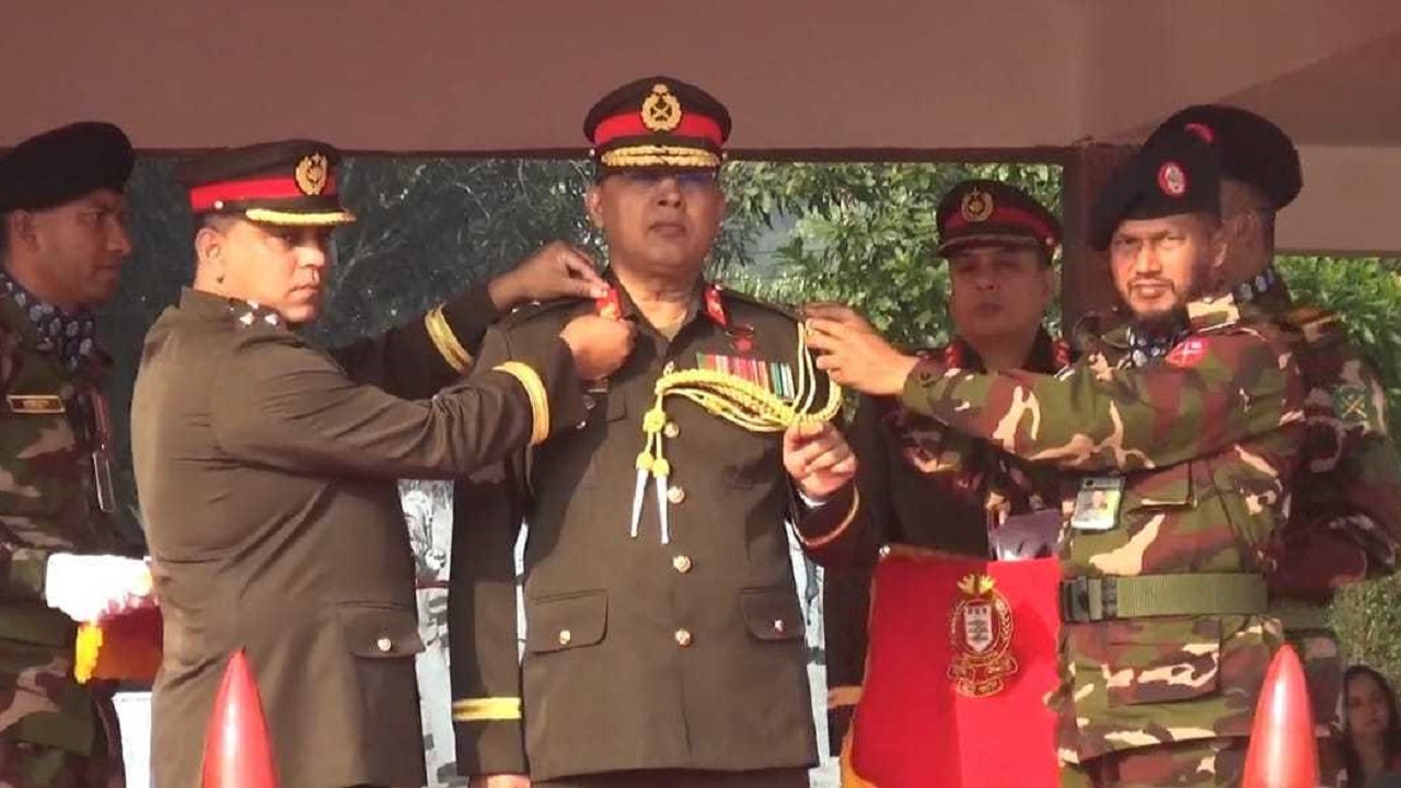 রাজেন্দ্রপুর সেনানিবাসে অর্ডন্যান্স সেন্টার অ্যান্ড স্কুলের প্যারেড গ্রাউন্ডে অভিষেক অনুষ্ঠানে সামরিক কর্মকর্তারা। ছবি : কালবেলা