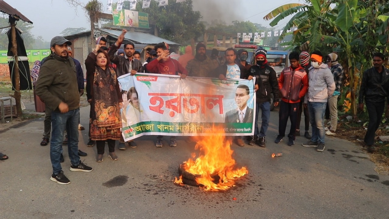 বরিশালের রূপাতলীর পার্শ্ববর্তী সড়কে আগুন জ্বালিয়ে যান চলাচলে প্রতিবন্ধকতা তৈরির চেষ্টা করে বিএনপির নেতাকর্মীরা। ছবি : কালবেলা
