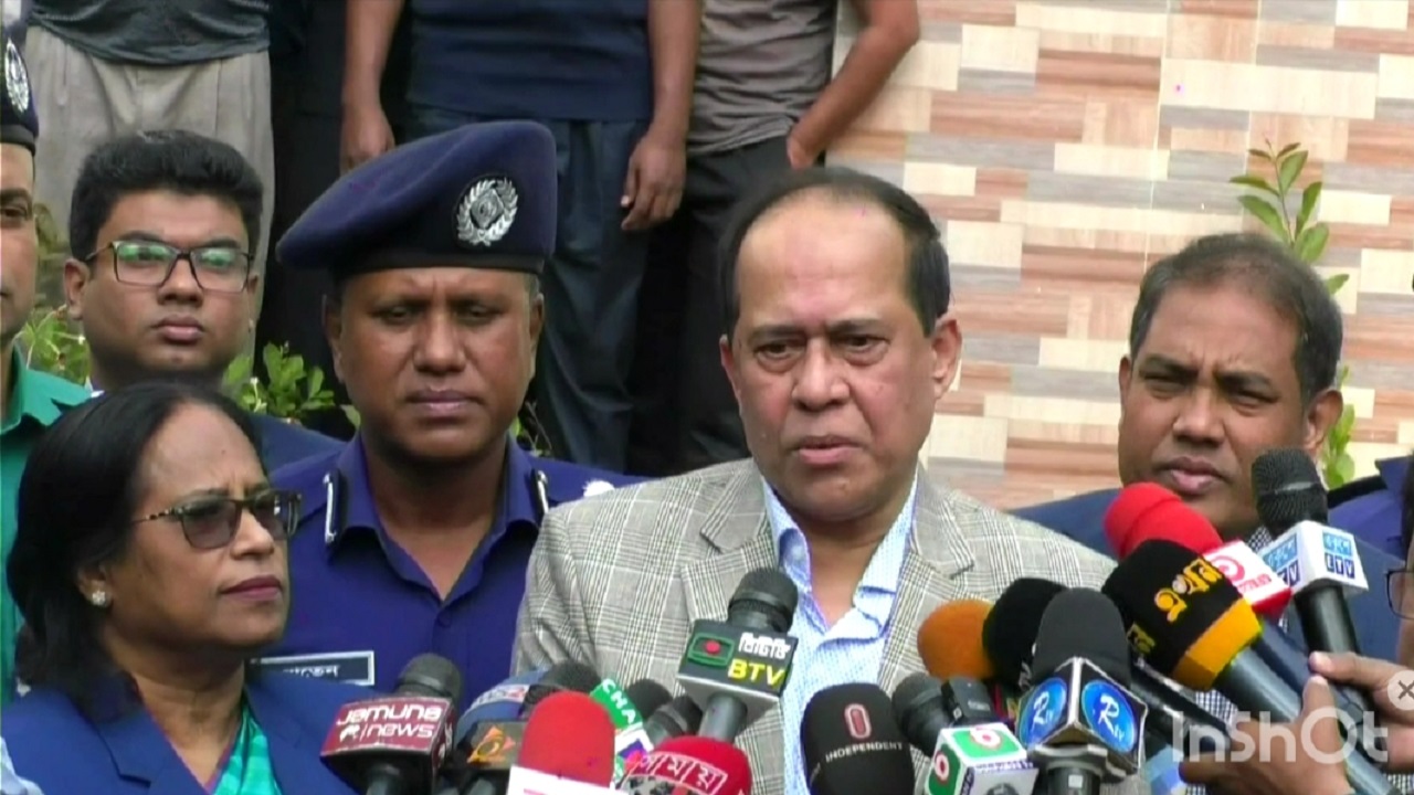 সাংবাদিকদের সঙ্গে কথা বলছেন প্রধান নির্বাচন কমিশনার হাবিবুল আউয়াল। ছবি : কালবেলা