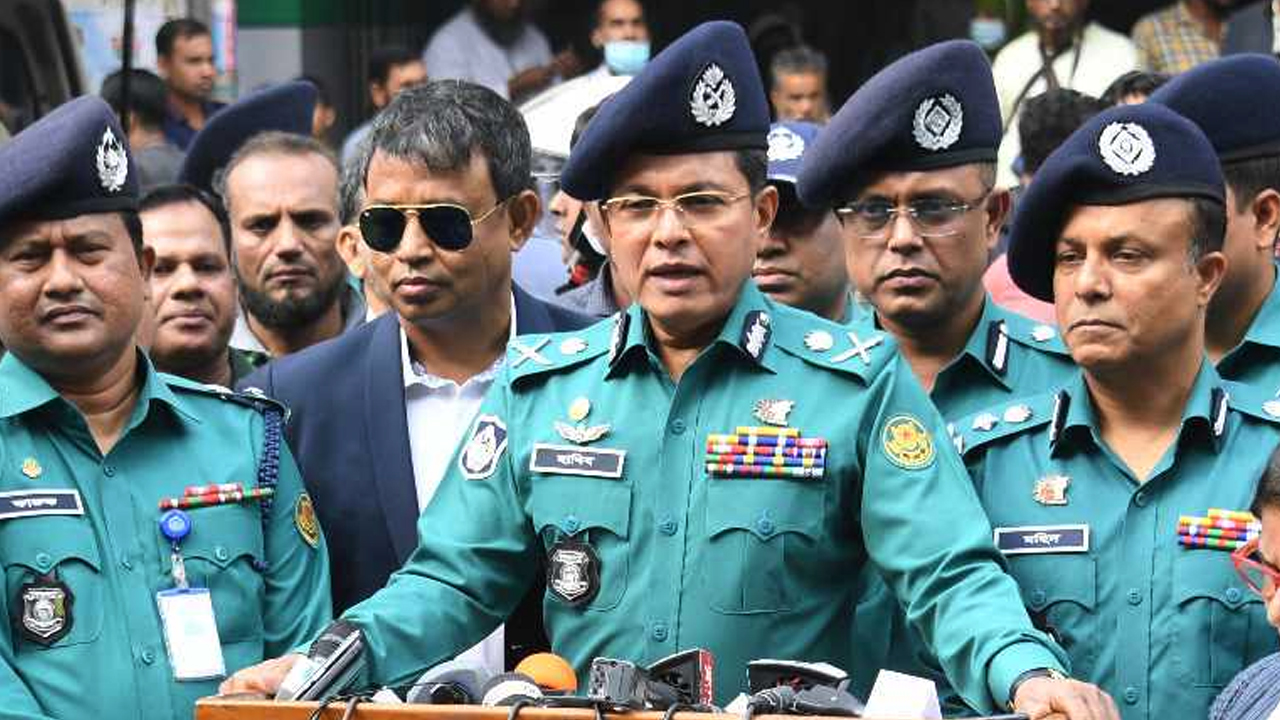 ঢাকা মহানগর পুলিশ (ডিএমপি) কমিশনার হাবিবুর রহমান ও অন্যান্য কর্মকর্তারা। ছবি : কালবেলা
