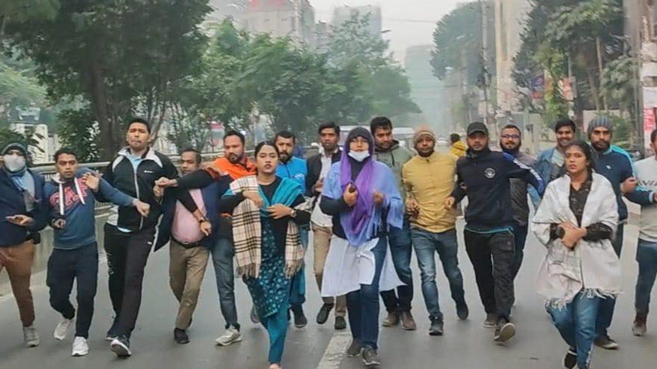 ধানমন্ডিতে মিছিল ও সড়ক অবরোধ করেন ছাত্রদলের নেতাকর্মীরা। ছবি : সংগৃহীত