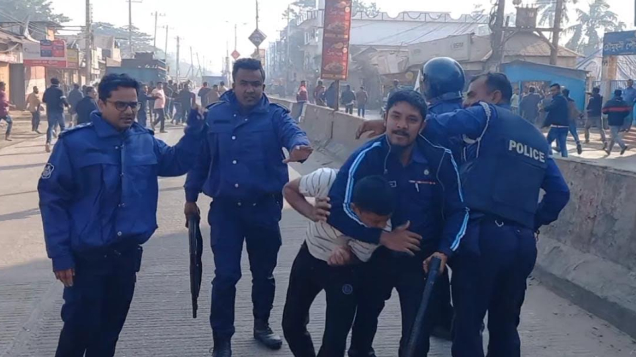চৌমুহনী পূর্ব বাজার থেকে বিএনপির এক নেতাকে গ্রেপ্তার করে নিয়ে যাচ্ছে পুলিশ।