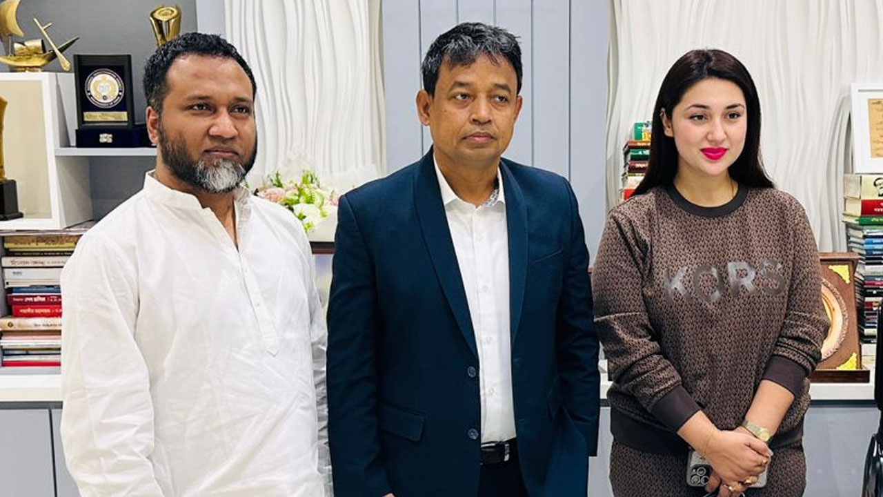 অপু বিশ্বাস এবং গানবাংলার কৌশিক হোসেনের মাঝে ডিবিপ্রধান হারুন অর রশিদ। ছবি : সংগৃহীত