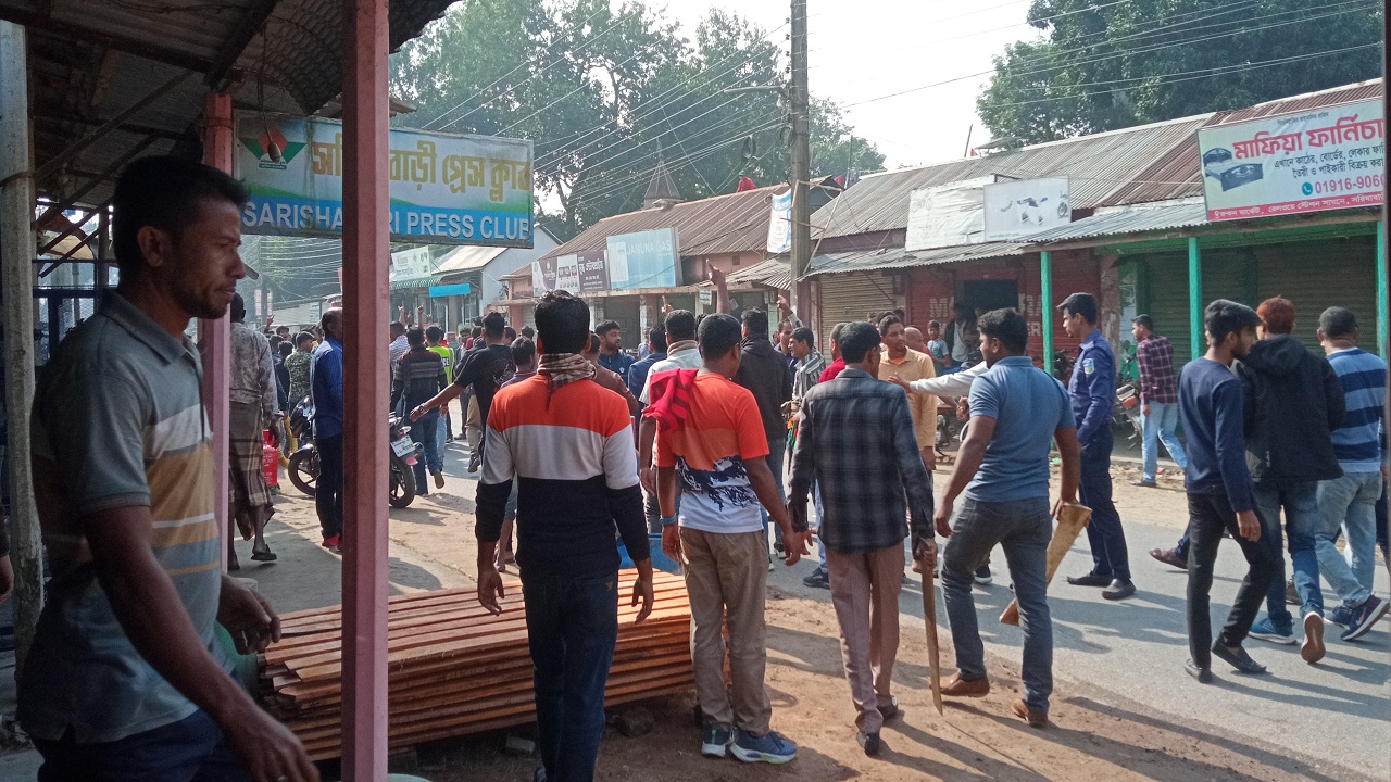 সরিষাবাড়ী রেলস্টেশন এলাকায় নৌকা ও স্বতন্ত্র প্রার্থীর মধ্যে সংঘর্ষ হয়। ছবি : কালবেলা