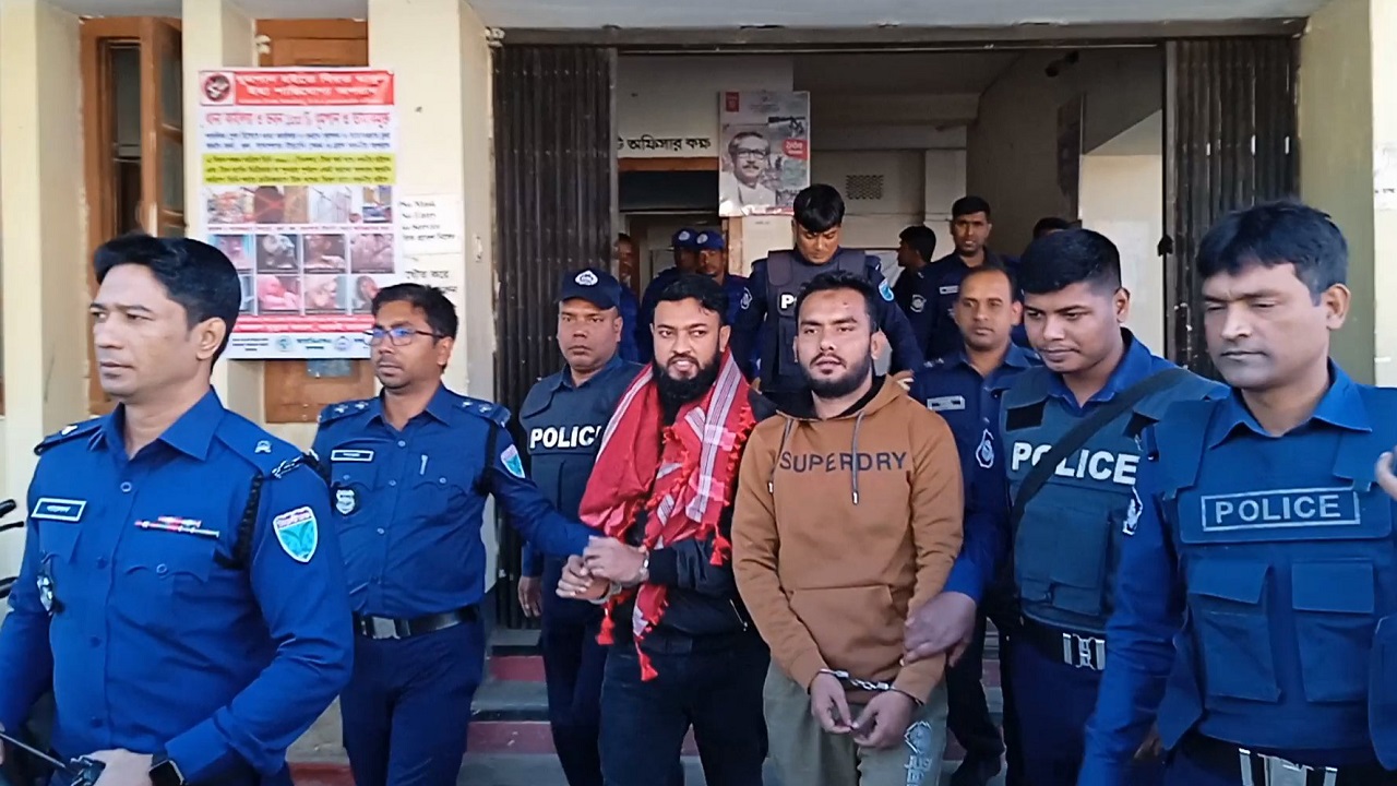 গ্রেপ্তার ছাত্রদলের আহ্বায়ক জাহাঙ্গীর আলম ও সদস্য সচিব তারেক মিয়া। ছবি : কালবেলা