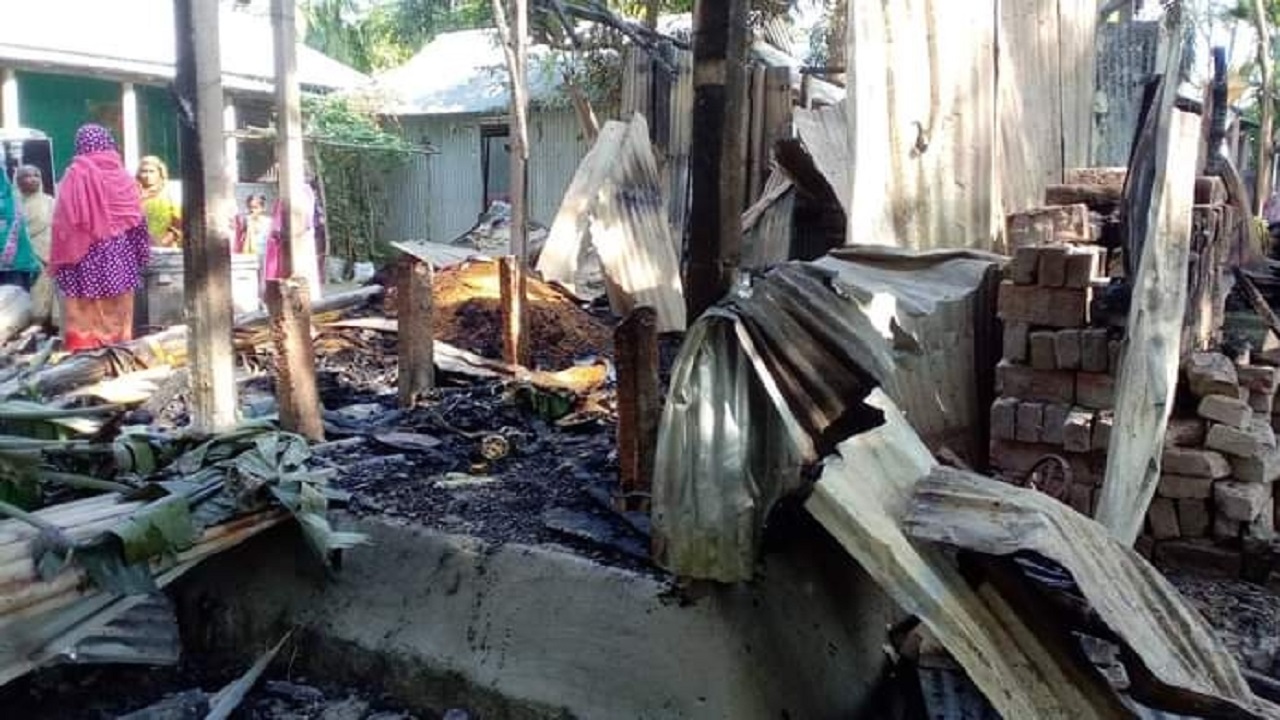 কুড়িগ্রামের ভূরুঙ্গামারীতে অগ্নিকাণ্ডে ঘরসহ সবকিছু পুড়ে ছাই হয়। ছবি : কালবেলা