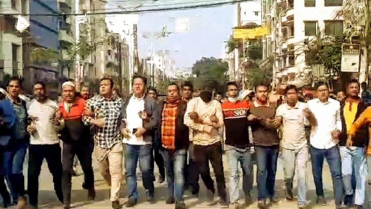 রাজধানীর উত্তরায় বিক্ষোভ মিছিল করেছে জাতীয়তাবাদী স্বেচ্ছাসেবক দল। ছবি : কালবেলা