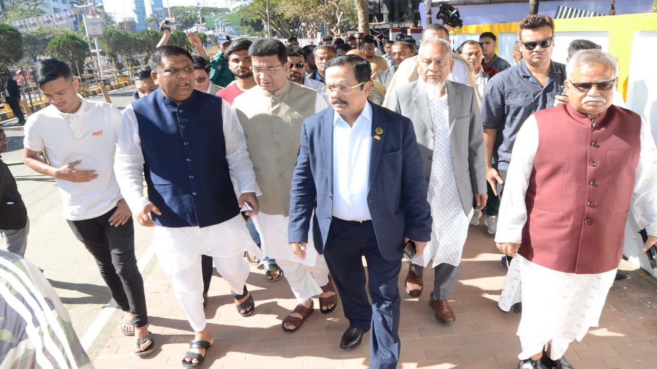 সিলেটে আলিয়া মাদ্রাসা মাঠের নির্বাচনী জনসভাস্থল পরিদর্শন করেন জাহাঙ্গীর কবির নানক। ছবি : কালবেলা