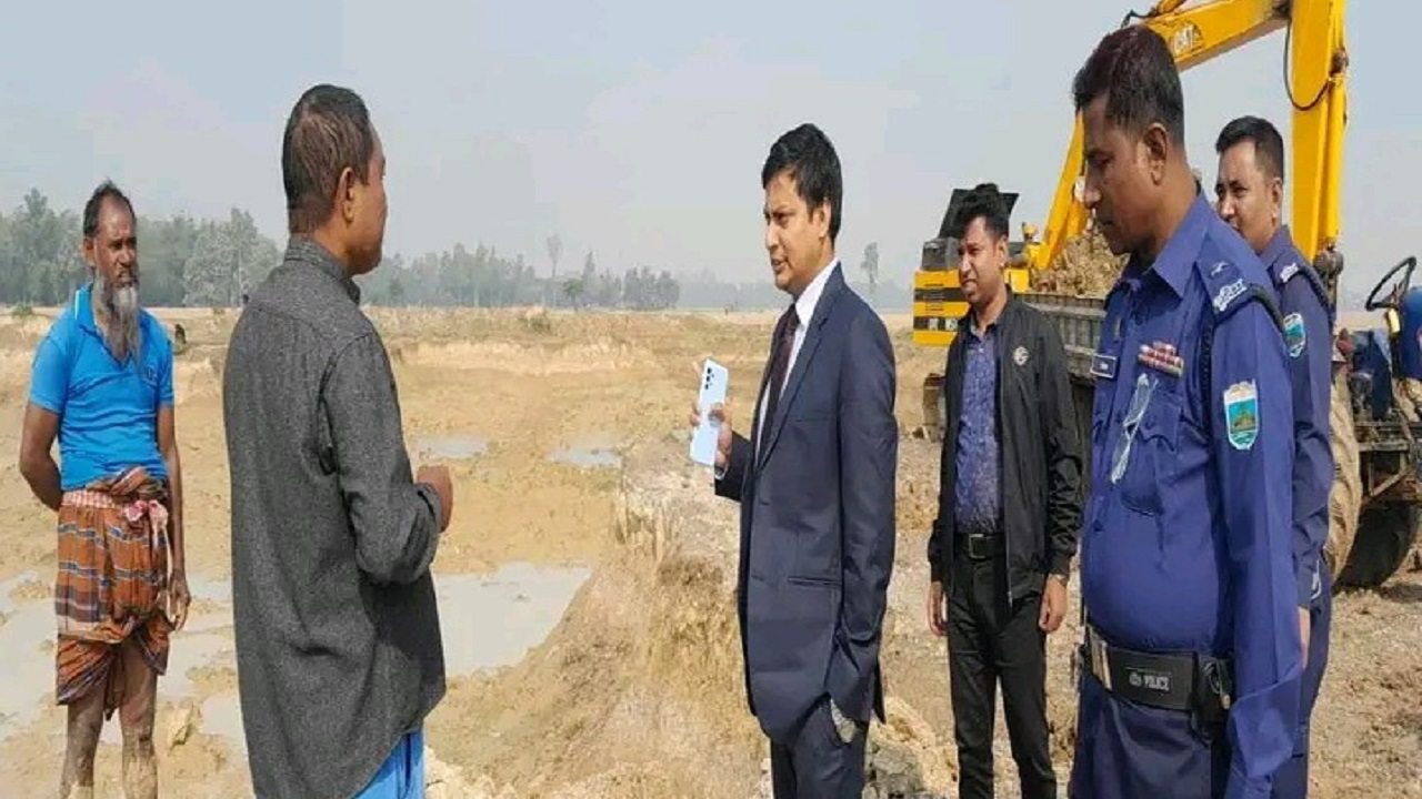 নওগাঁয় ফসলি জমি থেকে মাটি কাটায় ভ্রাম্যমাণ আদালতে অভিযান। ছবি : কালবেলা