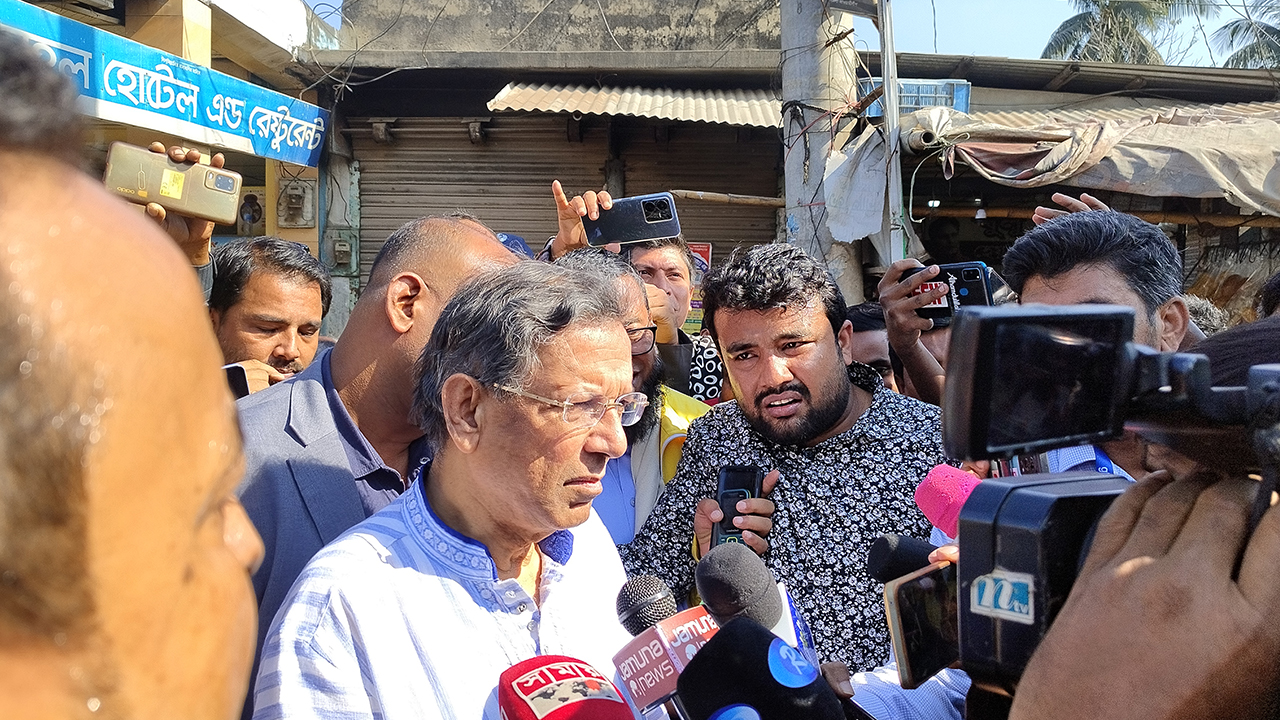 ব্রাহ্মণবাড়িয়ার আখাউড়া রেলওয়ে স্টেশনে সাংবাদিকদের সঙ্গে কথা বলছেন আইনমন্ত্রী আনিসুল হক। ছবি : কালবেলা