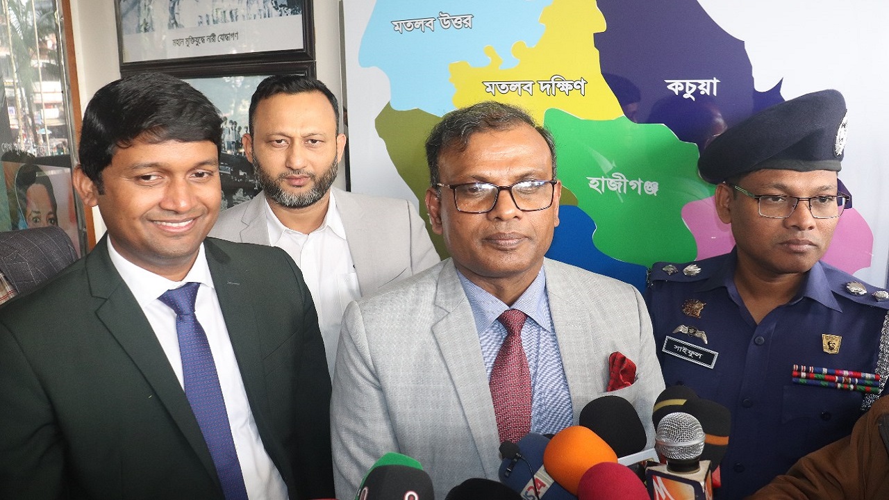 চাঁদপুরে মতবিনিময় সভা শেষে সাংবাদিকদের সঙ্গে আলাপকালে ইসি আনিছুর রহমান। ছবি : কালবেলা