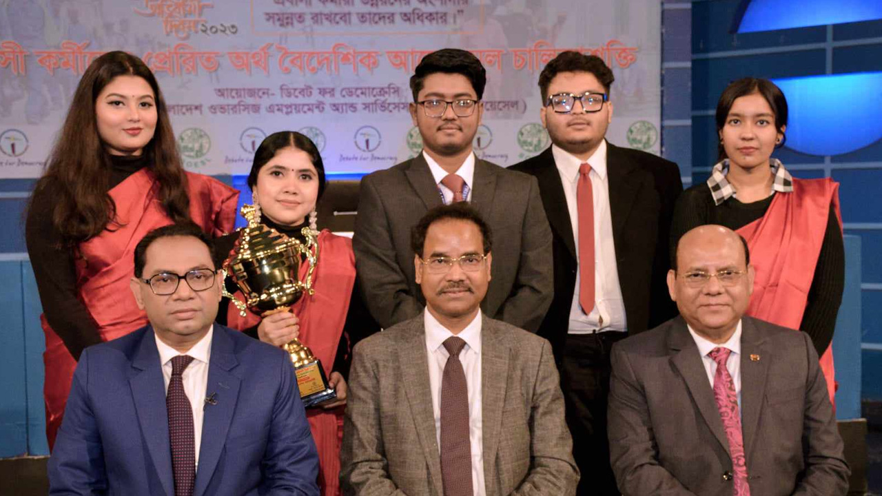 ডিবেট ফর ডেমোক্রেসির বিতর্কে বিজয়ীরা অতিথিদের সঙ্গে ফটোশ্যুট। ছবি : কালবেলা