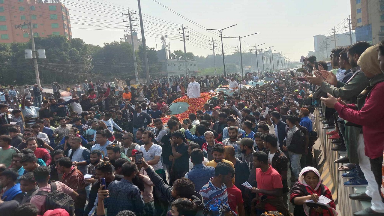 গাড়িবহর নিয়ে সাভারের শিমুলতলায় নিজ রাজনৈতিক কার্যালয়ে যান মুরাদ জং। ছবি : কালবেলা