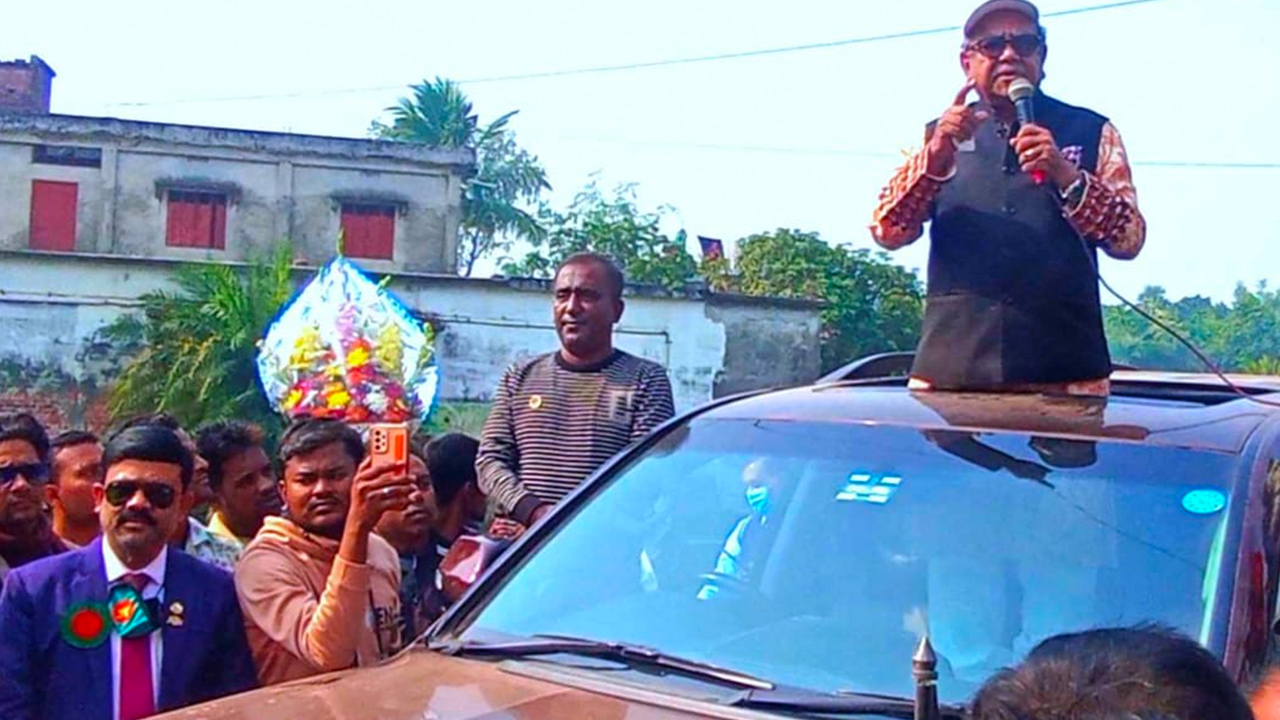 সাতক্ষীরা-৩ আসনের আশাশুনিতে বিভিন্ন স্থানে পৃথক পথসভায় বক্তব্য রাখেন ডা. আ ফ ম রুহুল হক। ছবি : কালবেলা