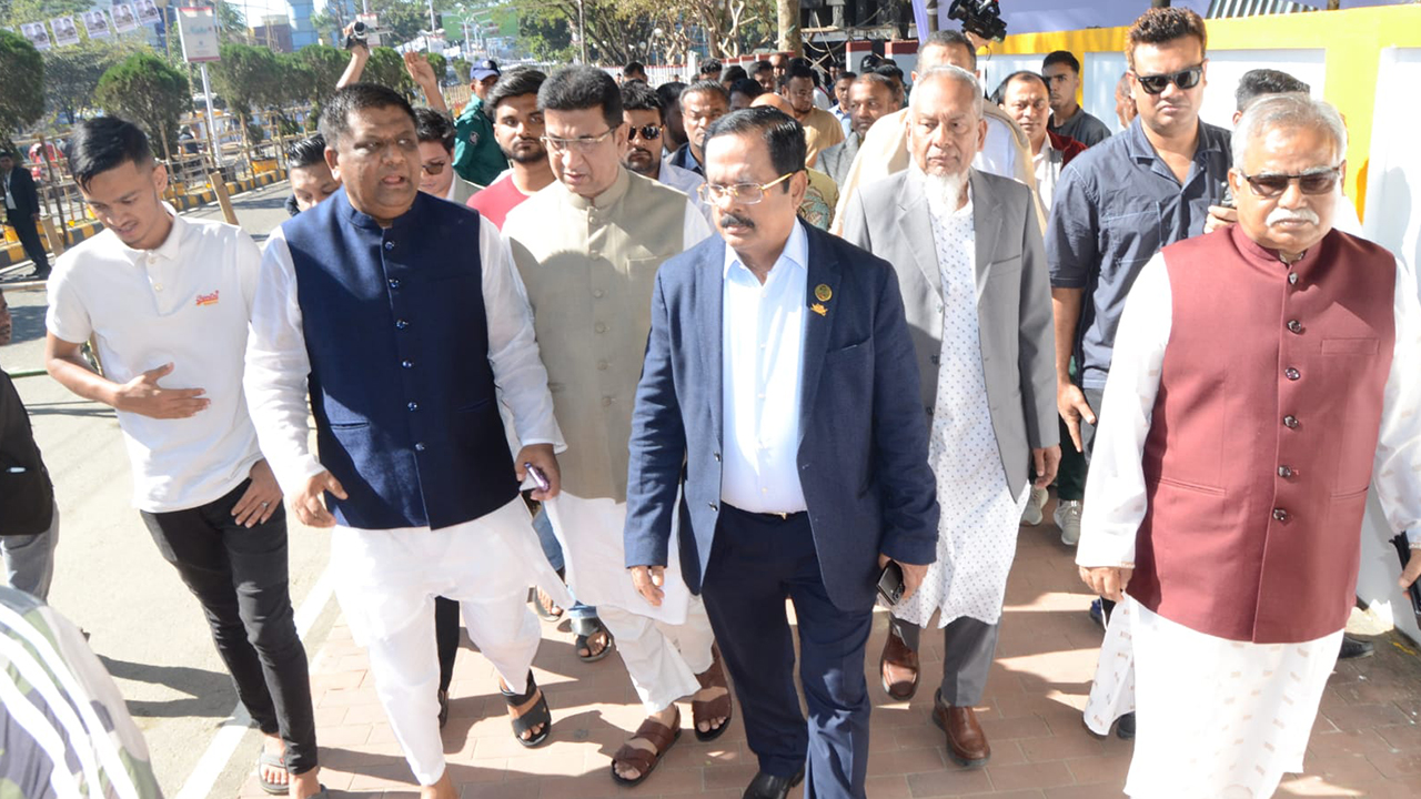 সিলেটে আলিয়া মাদ্রাসা মাঠের নির্বাচনী জনসভাস্থল পরিদর্শনে জাহাঙ্গীর কবির নানক। ছবি : কালবেলা