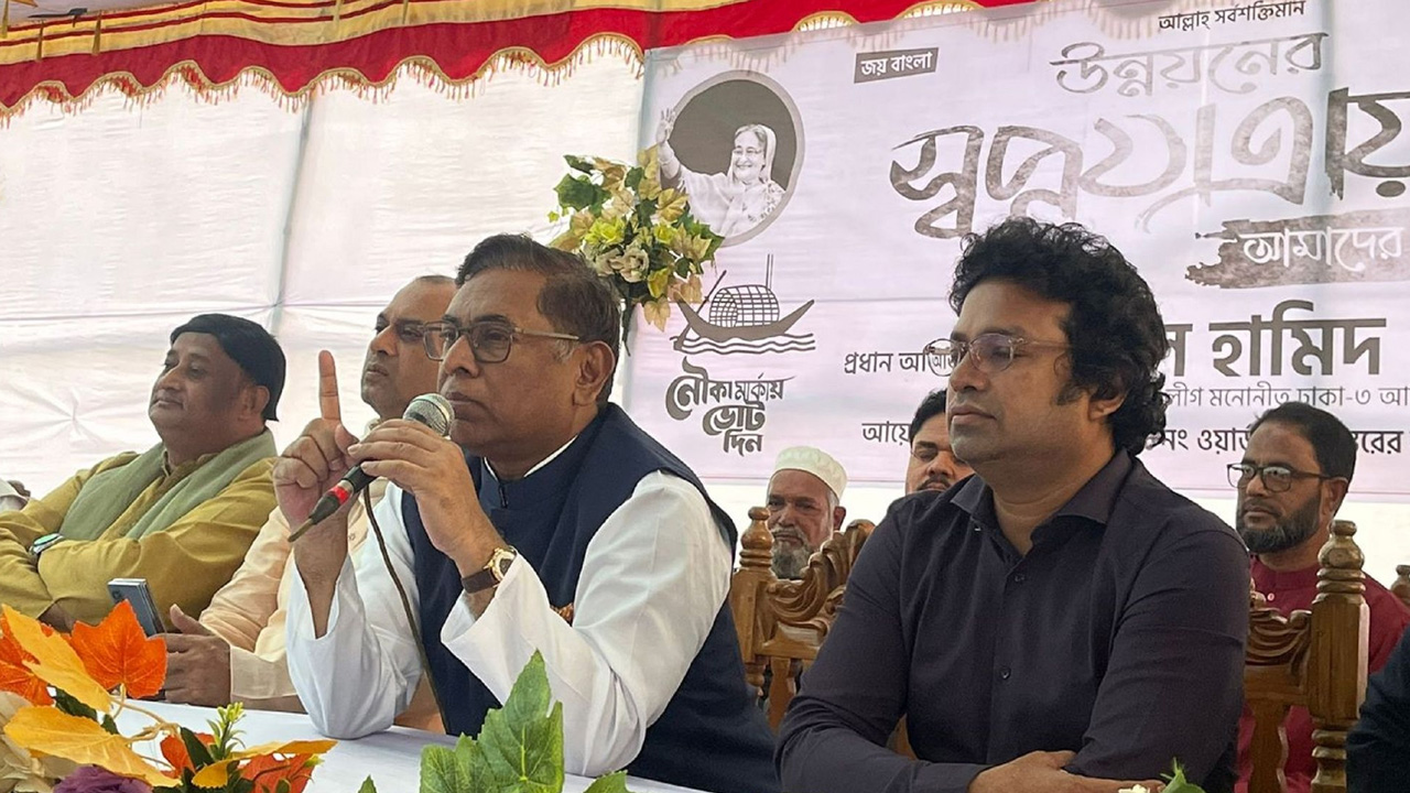 মঙ্গলবার নির্বাচনী এলাকায় উঠান বৈঠকে ব্ক্তব্য দিচ্ছেন ঢাকা-৩ আসনের আওয়ামী লীগ মনোনীত নৌকার প্রার্থী নসরুল হামিদ। ছবি : কালবেলা