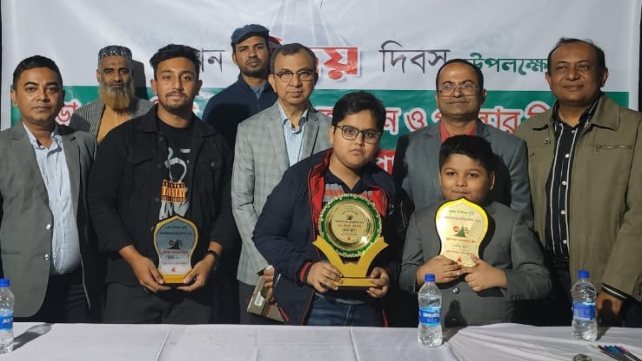 নারায়ণগঞ্জের দাবা প্রতিযোগিতায় অতিথিদের সাথে বিজয়ীরা। ছবি: সংগৃহীত
