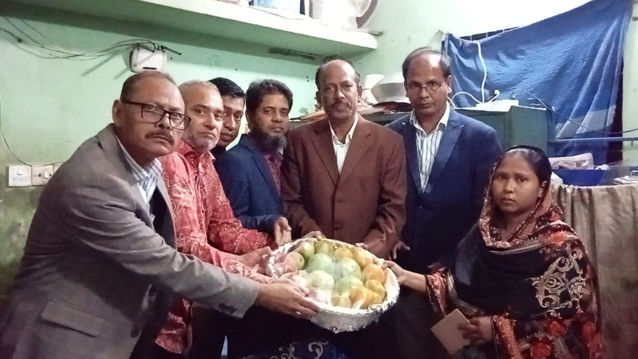 বিএনপির কারাবন্দি পরিবারের মাঝে ফল ও আর্থিক সহায়তা করেন নেতাকর্মীরা। ছবি : কালবেলা