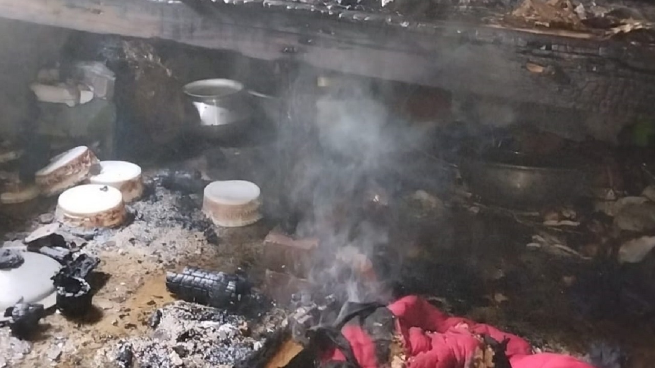 বাবা-ছেলের দ্বন্দ্বে পুড়ে ছাই হয়ে গেছে বেকারি কারখানা। ছবি : কালবেলা
