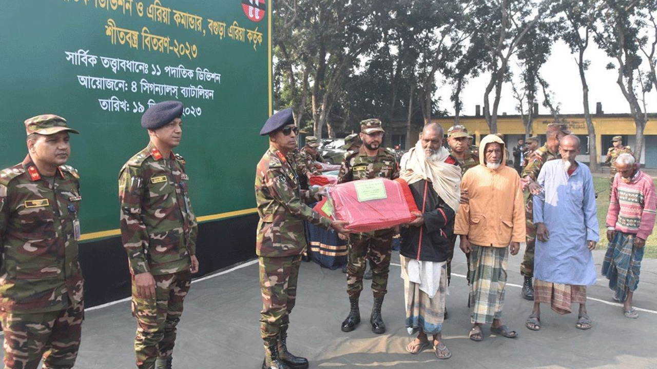 জিওসি ১১ পদাতিক ডিভিশন ও এরিয়া কমান্ডার, বগুড়া এরিয়া, মেজর জেনারেল মো. খালেদ-আল-মামুন শীতার্তদের হাতে কম্বল তুলে দেন। আইএসপিআর