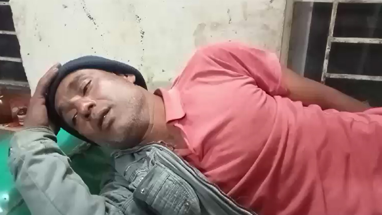 ঝিনাইদহের শৈলকুপায় নৌকা প্রার্থীর সমর্থকদের হামলায় আহত স্বতন্ত্র প্রার্থীর এক কর্মী।