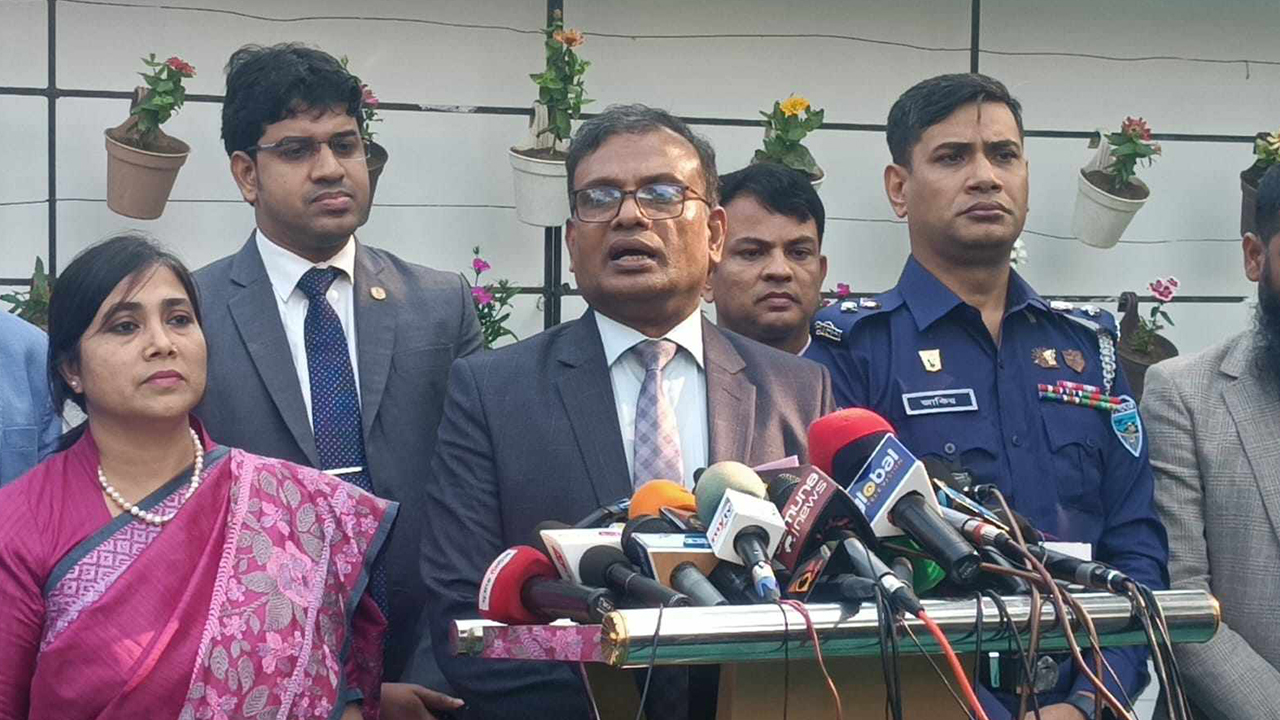 সাংবাদিকদের সঙ্গে কথা বলছেন নির্বাচন কমিশনার আনিছুর রহমান। ছবি : কালবেলা