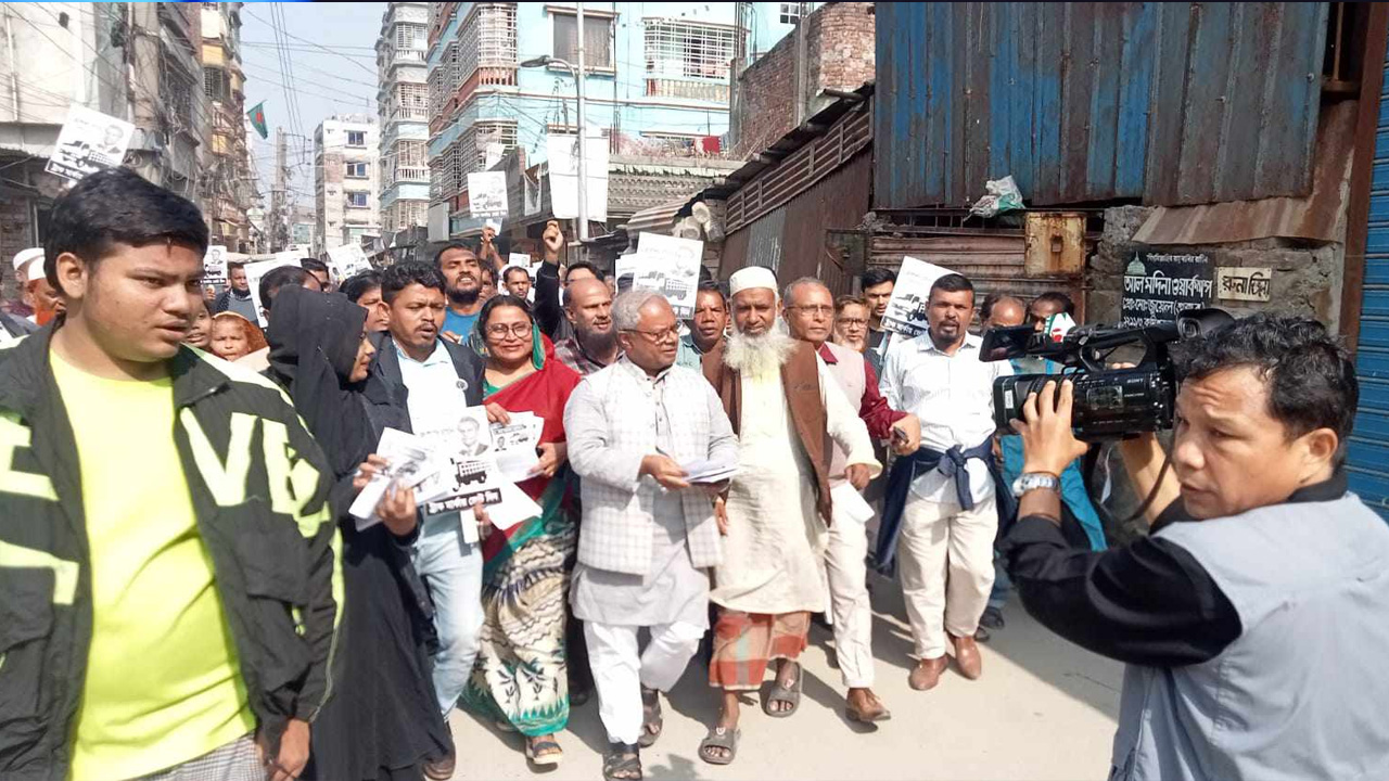 ঢাকা-৪ আসনের স্বতন্ত্র প্রার্থী ডা. মো. আওলাদ হোসেন ভোট চেয়ে মানুষের দ্বারে দ্বারে ঘুরছেন। ছবি : কালবেলা