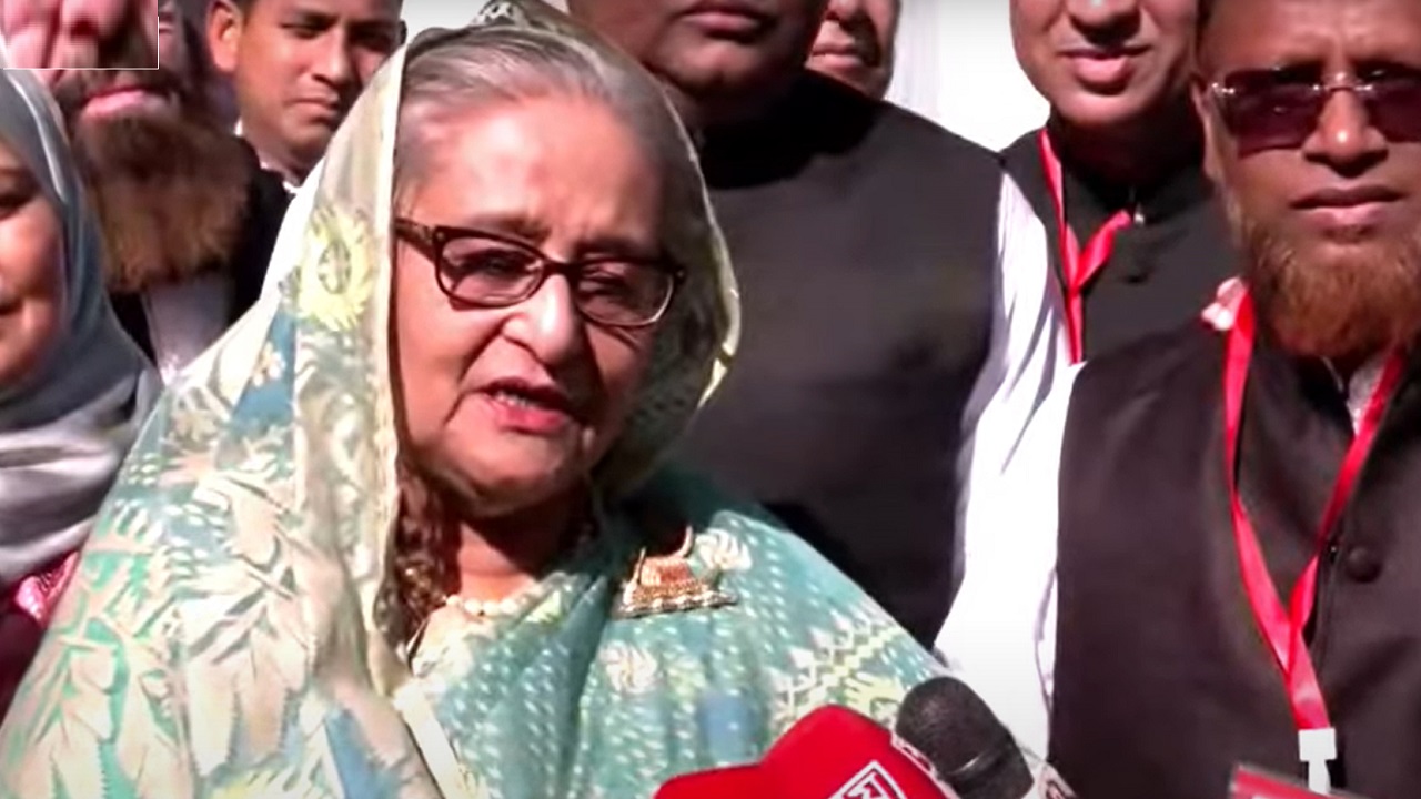 হজরত শাহজালালের মাজার জিয়ারত শেষে কথা বলছেন প্রধানমন্ত্রী। ছবি : সংগৃহীত