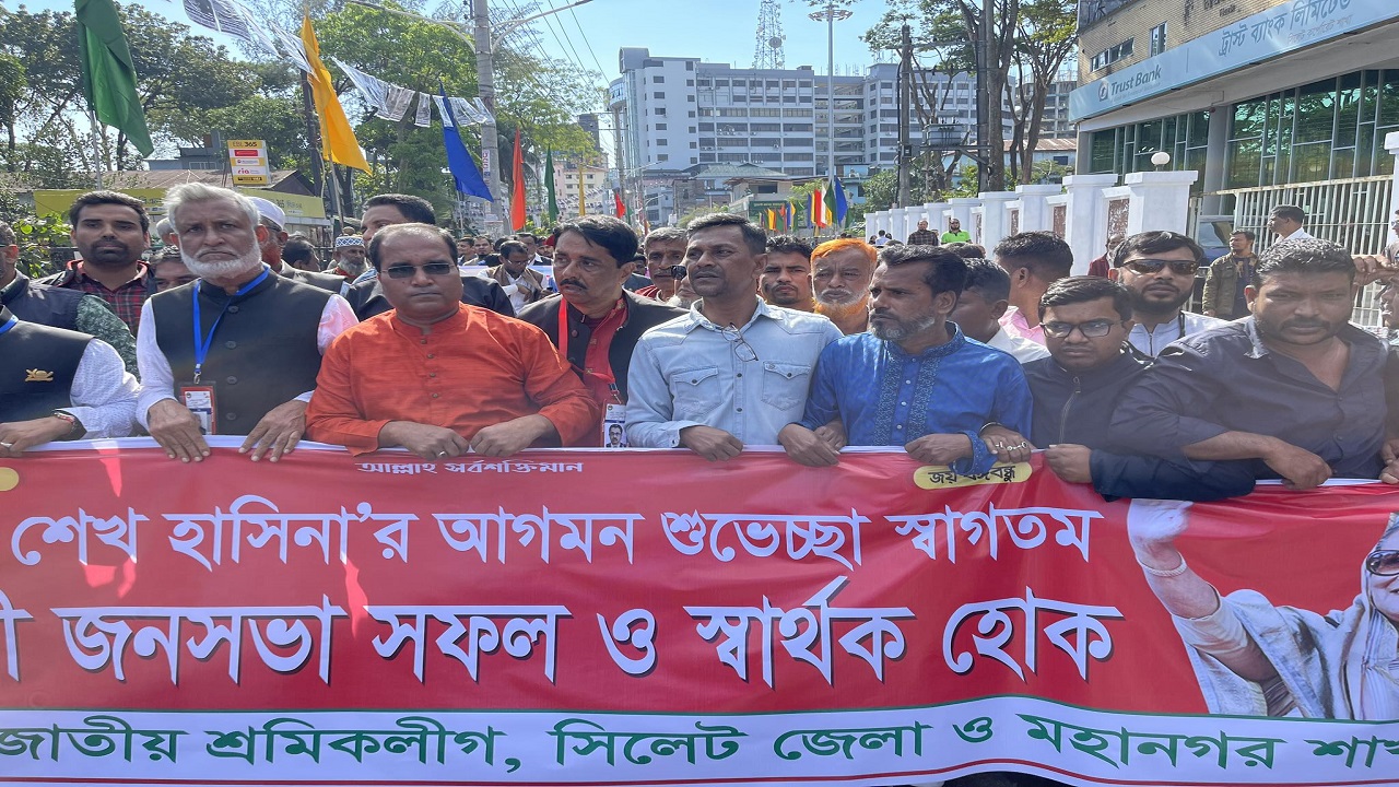 খণ্ড খণ্ড মিছিল নিয়ে জনসভাস্থলে হাজির হচ্ছেন নেতাকর্মীরা। ছবি : কালবেলা