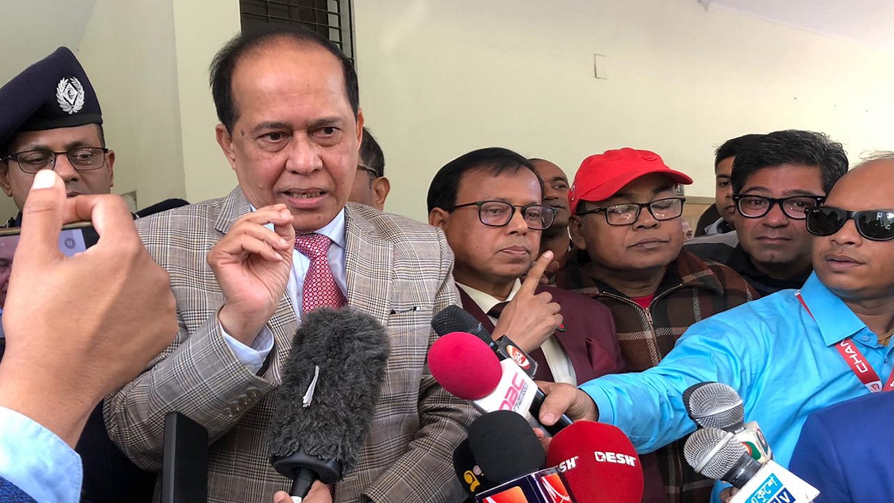 রাজশাহী সার্কিট হাউসে সাংবাদিকদের সঙ্গে আলাপকালে সিইসি কাজী হাবিবুল আউয়াল। ছবি : কালবেলা
