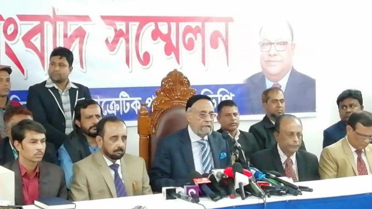 জরুরি সংবাদ সম্মেলনে এলডিপি প্রেসিডেন্ট ও সাবেক মন্ত্রী ড. কর্নেল (অব.) অলি আহমদ বীরবিক্রম। ছবি : কালবেলা