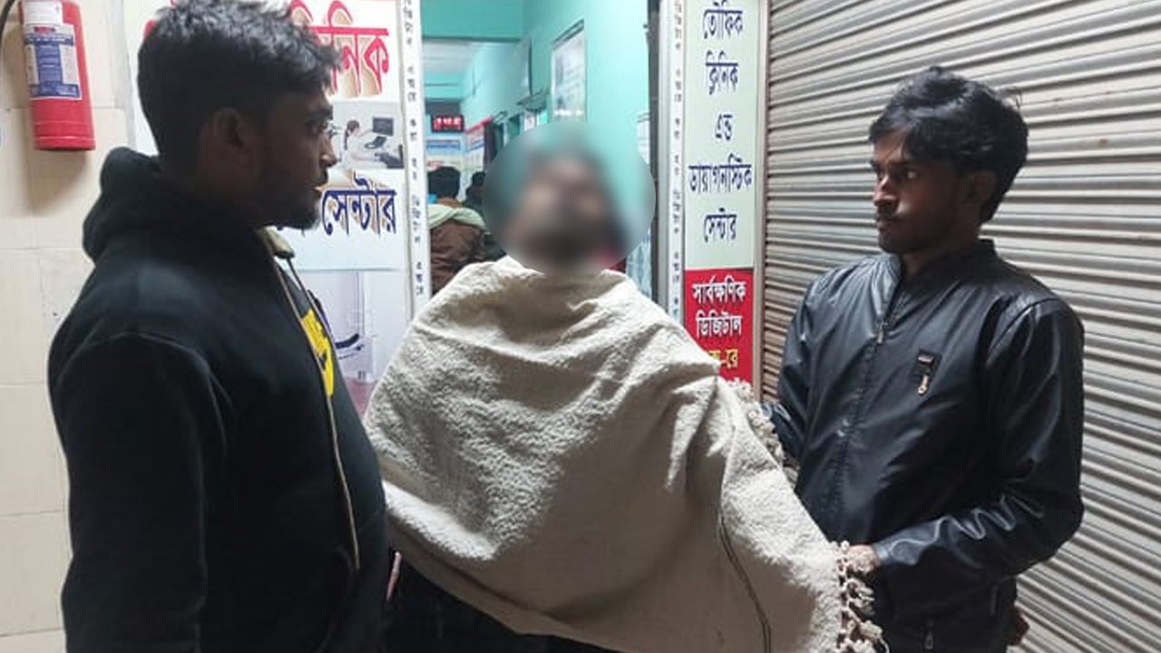 সংঘর্ষে আহতকে হাসপাতালে নেওয়া হচ্ছে। ছবি : কালবেলা
