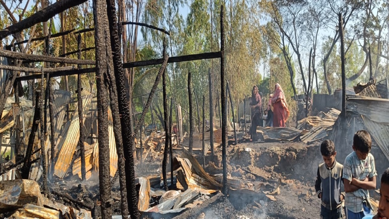 পেকুয়ায় অগ্নিকাণ্ডে পুড়ে যাওয়া ঘর। ছবি : কালবেলা