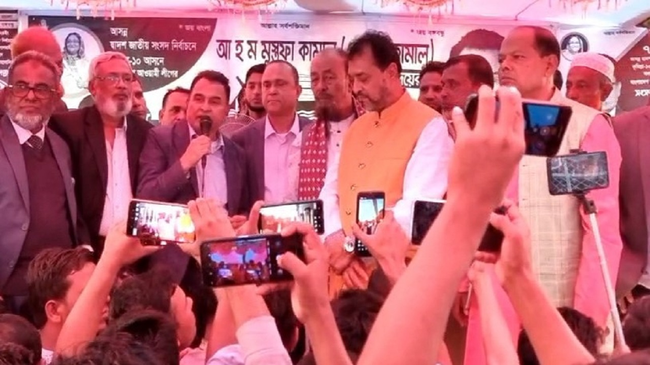 পথসভায় কথা বলেন অর্থমন্ত্রী আ হ ম মুস্তফা কামাল। ছবি : কালবেলা