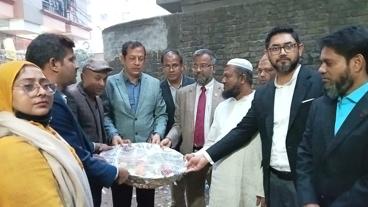 কারাবন্দি ৩ নেতার পরিবারকে ঢাকা উত্তর বিএনপির সহায়তা। ছবি : কালবেলা