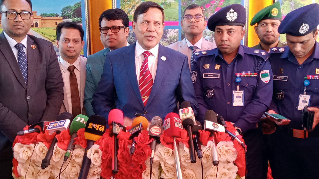 মাগুরা জেলা প্রশাসকের সম্মেলন কক্ষে প্রার্থীদের সঙ্গে মতবিনিময় সভা শেষে কথা বলছেন ইসি আহসান হাবিব। ছবি : কালবেলা