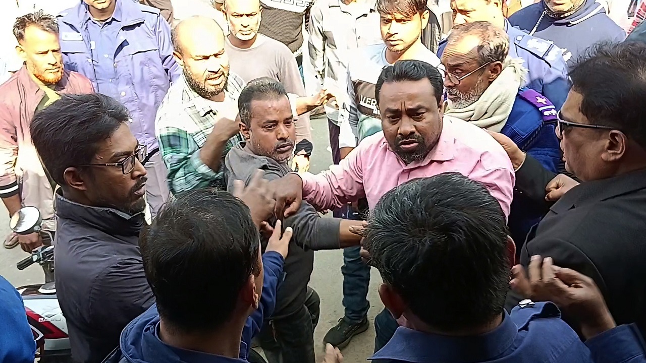ঘটনাস্থলে গিয়ে পরিস্থিতি নিয়ন্ত্রণে আনে পুলিশ। ছবি : কালবেলা