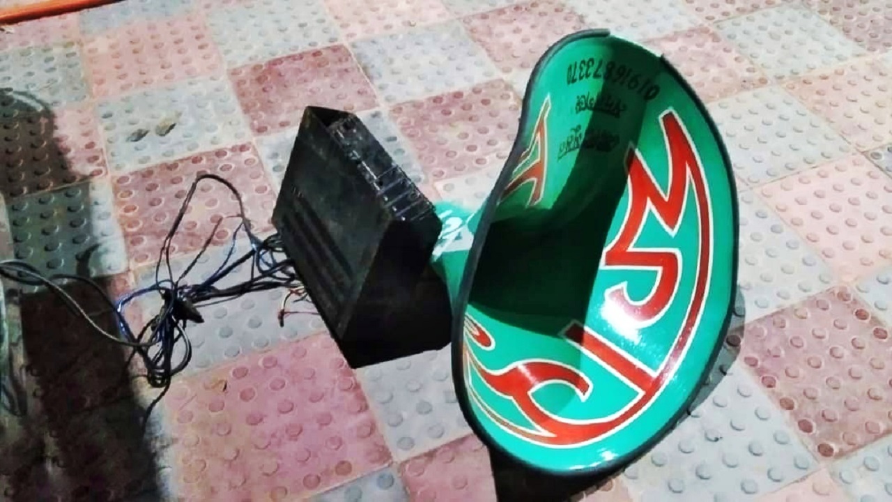 ভাঙচুরকৃত মাইক। ছবি : কালবেলা