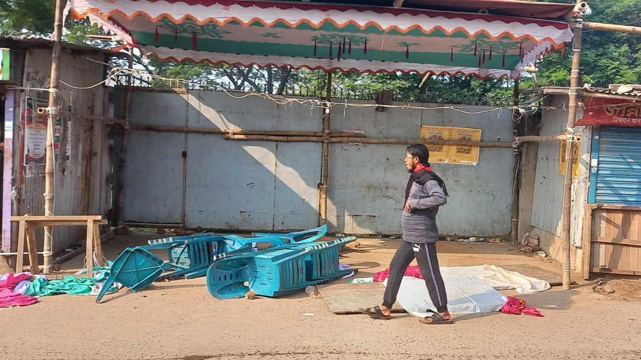 সাভারে দুটি স্থানে নির্বাচনী ক্যাম্প ভাঙচুরের ঘটনা ঘটেছে। ছবি : কালবেলা