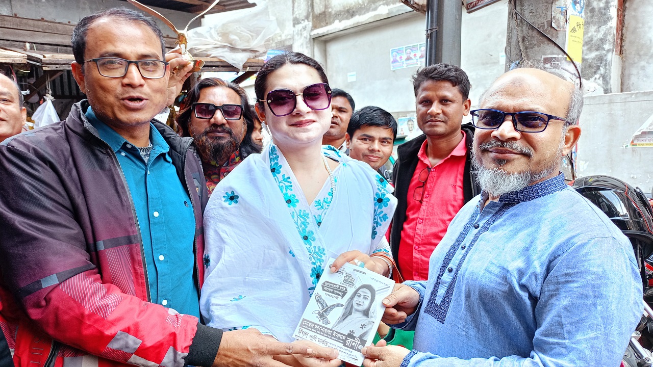 নির্বাচনী প্রচারে রংপুর-৩ আসনের স্বতন্ত্র প্রার্থী তৃতীয় লিঙ্গের আনোয়ারা ইসলাম রানী। ছবি : কালবেলা