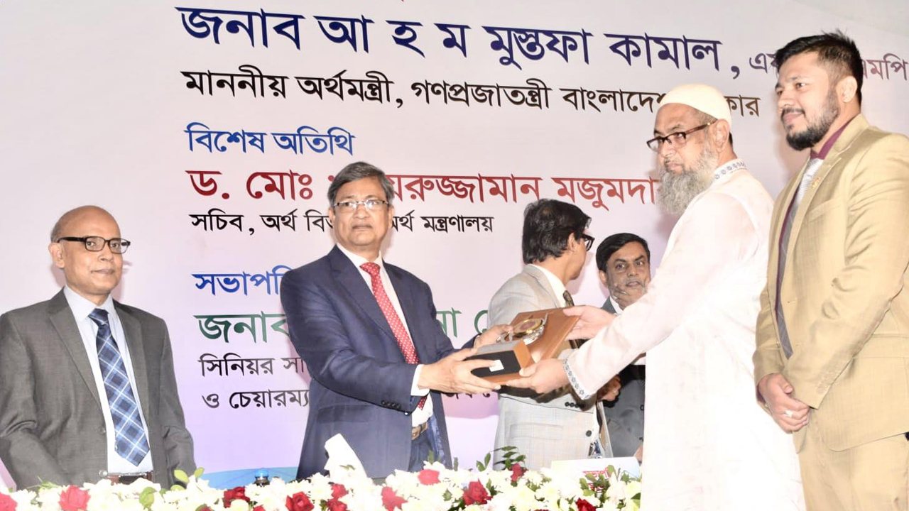 সেরা করদাতার পুরস্কার পেলেন আবু দায়েন। ছবি : কালবেলা
