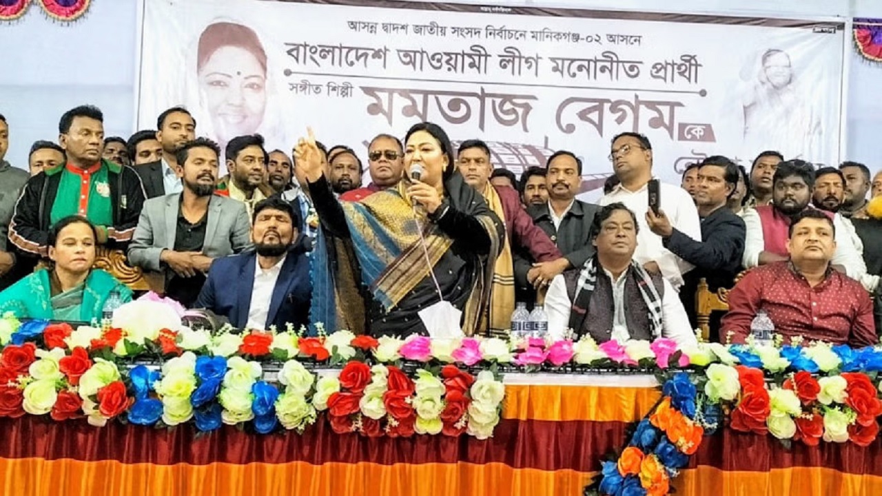 মানিকগঞ্জ সদর উপজেলার পুটাইল ইউনিয়নের লেমুবাড়ী হাইস্কুল প্রাঙ্গণে স্থানীয় আওয়ামী লীগ আয়োজিত নির্বাচনী জনসভায় বক্তব্য রাখেন নৌকার প্রার্থী মমতাজ বেগম। ছবি : সংগৃহীত