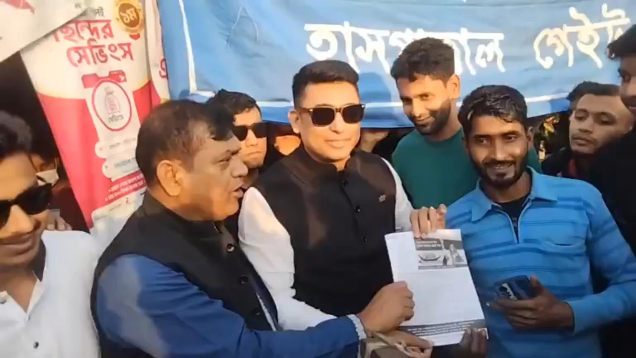 টুঙ্গিপাড়ায় নৌকার প্রচারে জায়েদ খান। ছবি : কালবেলা