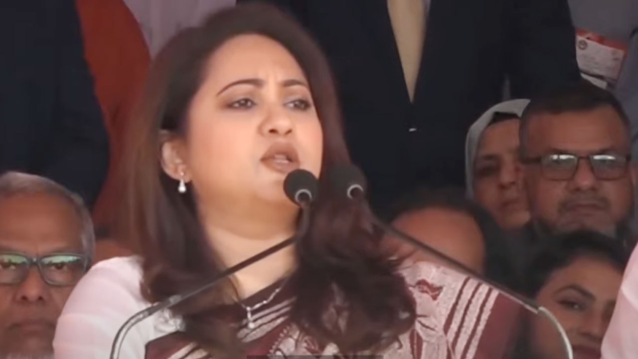 বুধবার  বিকেলে সিলেট আলিয়া মাদ্রাসা মাঠে আওয়ামী লীগ আয়োজিত নির্বাচনী জনসভায় কথা বলেন অভিনেত্রী তারিন জাহান। ছবি : সংগৃহীত