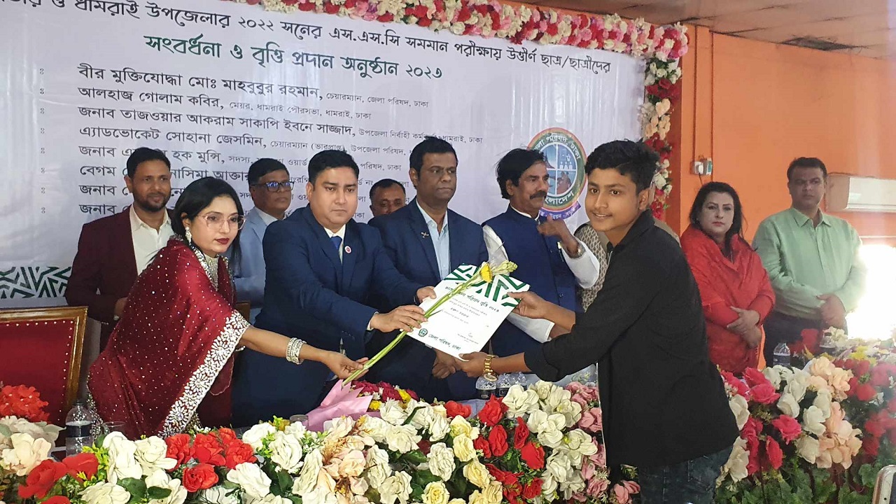 ঢাকা জেলা পরিষদের উদ্যোগে মেধাবী ছাত্র-ছাত্রীদের মাঝে সংবর্ধনা ও বৃত্তি প্রদান অনুষ্ঠানে অতিথিবৃন্দ। ছবি : কালবেলা