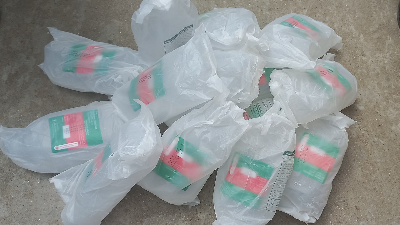আটককৃত স্যালাইন। ছবি : কালবেলা