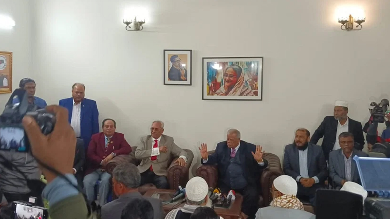 আমির হোসেন আমুর সঙ্গে আওয়ামী লীগের প্রার্থী শাহজাহান ওমর ও আওয়ামী লীগের বিভিন্ন পর্যায়ের নেতাকর্মীরা। ছবি : সংগৃহীত