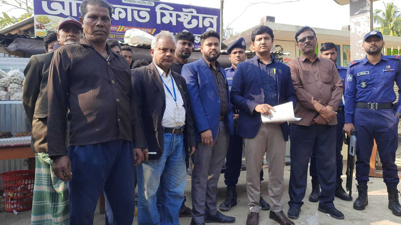 মেহেরপুরের গাংনী উপজেলায় ভোক্তা অধিদপ্তরের অভিযান। ছবি : কালবেলা